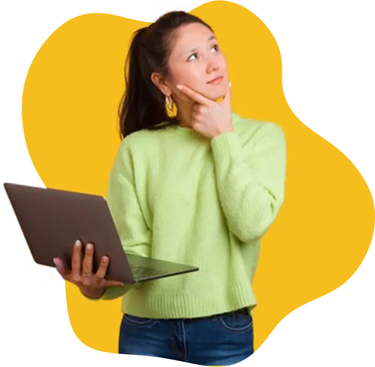 Mujer con laptop mostrando dudas sobre el mantenimiento de una laptop